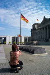 Berlin  Deutschland  eine Touristin fotografiert im Regierungsviertel