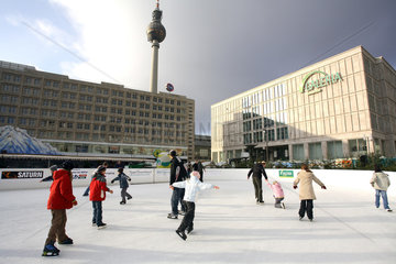 Berlin  Schlittschuhlaufen am Alexanderplatz