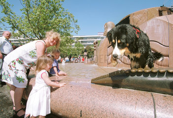 Hund steigt aus Wasser am Weltkugelbrunnen in Berlin