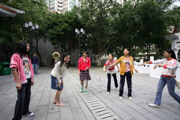 Maedchen in Parkanlage zwischen Wohnbloecken im Stadtteil Kowloon in Hongkong