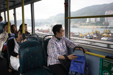 Frauen in einem Bus am Hafen in Hongkong