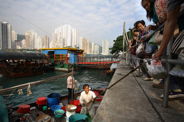 Fischer verkaufen ihren frischen Fang im Hafen des Stadtteils Aberdeen in Hongkong