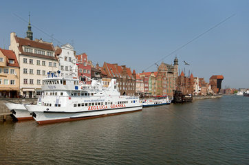 Danzig  Polen  Uferpromenade mit Schiffen und dem Krantor im Hafen an der Mottlau