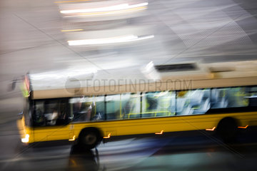 Berlin  Deutschland  ein vorbeifahrender Bus in Berlin bei Nacht