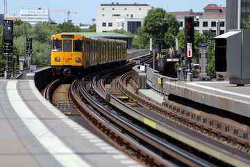 Berlin  Deutschland  Zug der U-Bahnlinie U1 zwischen zwei Bahnhoefen