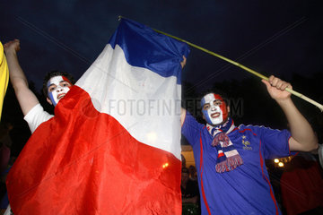 Berlin  Fussballfans WM 2006: Franzosen mit Nationalfahne