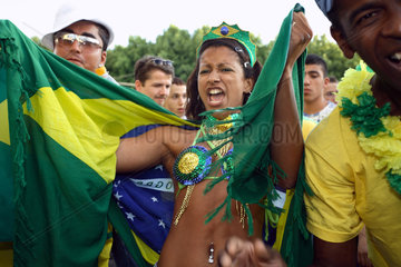 Fussballfans WM 2006: Brasilianerin tanzend mit Fahne