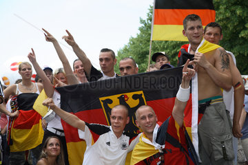 Fussballfans WM 2006: Deutsche Fans mit Nationalflaggen