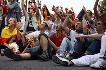 Fussballfans WM 2006: Am Boden sitzende  jubelnde deutsche Fans