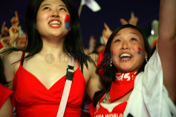 Fussballfans WM 2006: Springende Maedchen aus Suedkorea