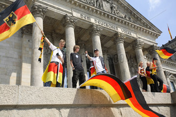 Berlin  Fussballfans WM 2006: Jugendliche mit deutscher Fahne vor Reichstag