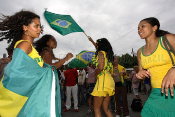 Fussballfans WM 2006: Tanzende Brasilianerinnen und Nationalfahne