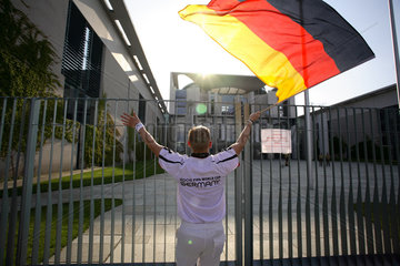Fussballfans WM 2006: Fan mit deutscher Fahne winkt Richtung Kanzleramt