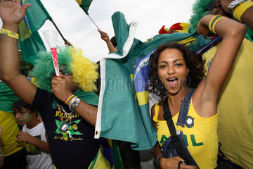 Fussballfans WM 2006: Jubelnde Brasilianer mit Nationalfahne