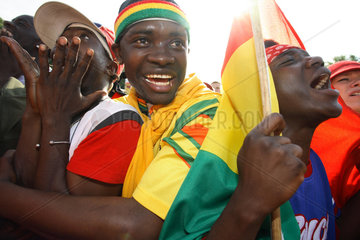 Fussballfans WM 2006: Mitfiebernde ghanesische Maenner mit Nationalfahne
