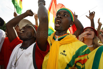 Fussballfans WM 2006: Jubelnde ghanesische Maenner mit Nationalfahne