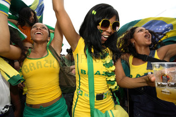 Fussballfans WM 2006: Jubelnde Brasilianerinnen mit Nationalfahne