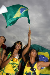 Fussballfans WM 2006: Mitfiebernde Brasilianerinnen mit Nationalfahnen