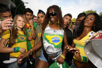 Fussballfans WM 2006: In der Menschenmenge tanzende Brasilianerinnen