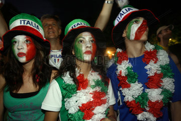 Berlin  Fussballfans WM 2006: Bangende Italienerinnen mit bemalten Gesichtern