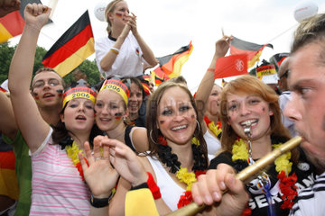 Berlin  Fussballfans WM 2006: Maedchen und Deutschlandfahnen