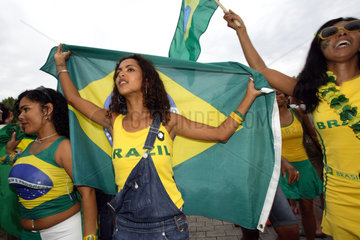 Fussballfans WM 2006: Mitfiebernde Brasilianerinnen und Nationalfahne
