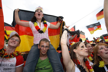 Berlin  Fussballfans WM 2006: Jugendliche und Deutschlandfahnen