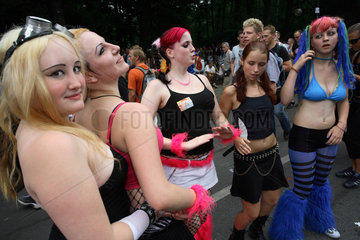 Loveparade 2006 in Berlin: Ravende Maedchen