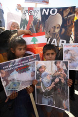 Berlin  Libanesen und Palaestinenser protestieren gegen den Militaereinsatz Israels