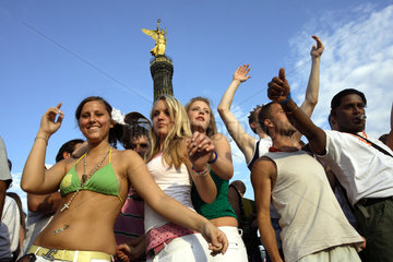 Berlin  ravende Maedchen und Maenner auf der Loveparade 2006 vor der Siegessaeule