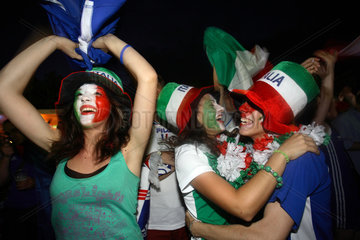 Berlin  Fussballfans WM 2006: Jubelnde Italienerinnen mit bemalten Gesichtern