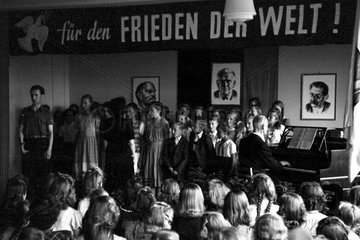 Dresden  DDR  Feierlichkeit fuer die Schulabgaenger in der Aula einer Grundschule
