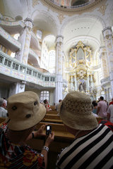 Touristen in der Frauenkirche in Dresden