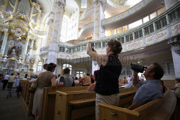 Touristen in der Frauenkirche in Dresden