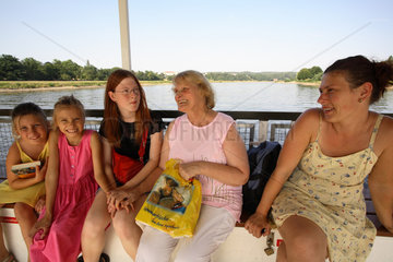 Oma mit Tochter und Enkelinnen auf einer Faehre in Dresden