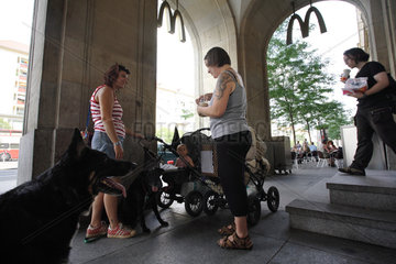 Frauen mit Kinderwagen und ein Hund vor McDonalds in Dresden