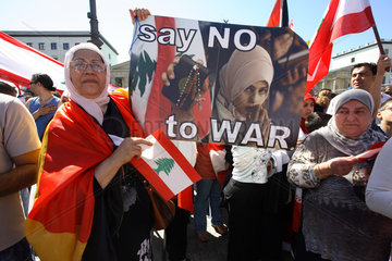 Berlin  Libanesen und Palaestinenser protestieren gegen den Militaereinsatz Israels