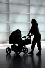 Silhouette einer Mutter mit Kinderwagen