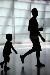 Silhouetten eines Vaters mit seinem Sohn