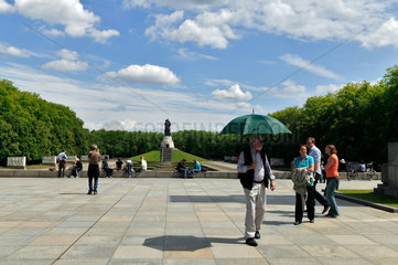 Berlin  Deutschland  Sowjetisches Ehrenmal im Treptower Park und Besucher