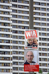 Wahlplakate der PDS und NPD vor Hochhaus in Berlin