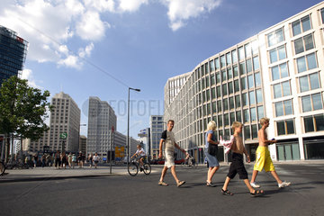 Berlin  Passanten am Potsdamer Platz