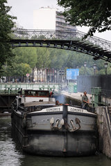 Binnenschiff in einer Schleuse des Kanals Bassin de la Villette in Paris
