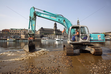 Arbeiten der Stadtentwaesserung bei Niedrigwasser an der Elbe in Dresden