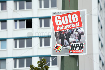 Wahlplakat der NPD vor Hochhaus in Berlin