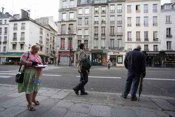 Franzosen warten auf einen Bus in Paris
