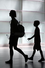 Silhouetten einer Mutter mit ihrem Sohn