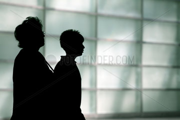 Silhouette einer Grossmutter mit ihrem Enkel