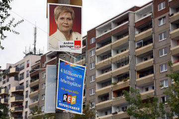Wahlplakate von SPD und Republikanern vor Hochhaus in Berlin