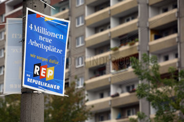 Wahlplakat der Republikaner vor Hochhaus in Berlin